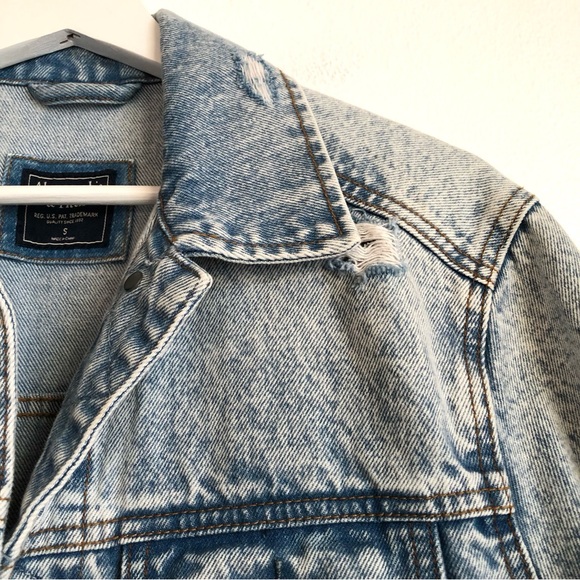 Abercrombie & Fitch Light Acid Wash Distressed Denim Jean Jacket Size Small - Picture 4 of 10